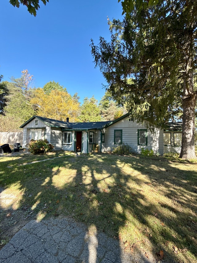 view of front of property with a front lawn