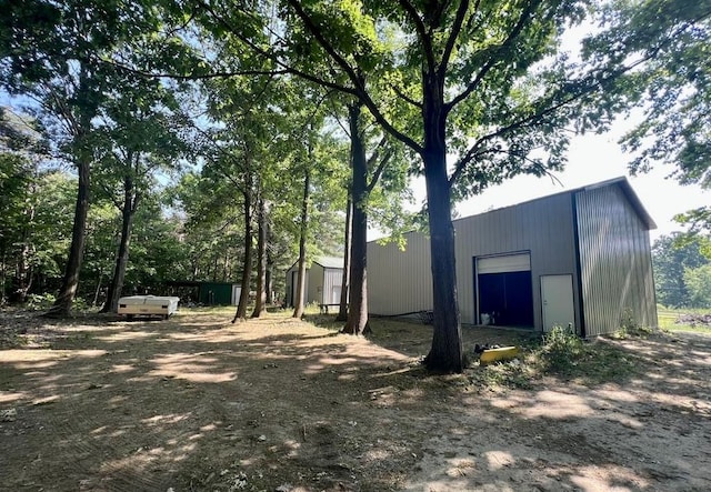 view of yard featuring an outdoor structure