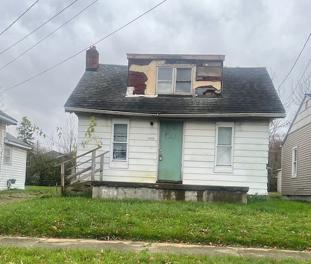 view of front facade with a front lawn