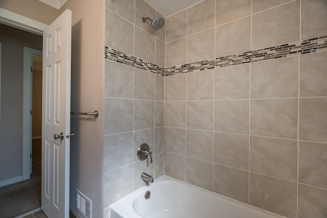 bathroom with tiled shower / bath