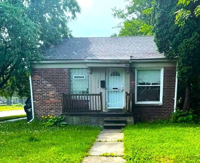 bungalow-style home featuring a front lawn