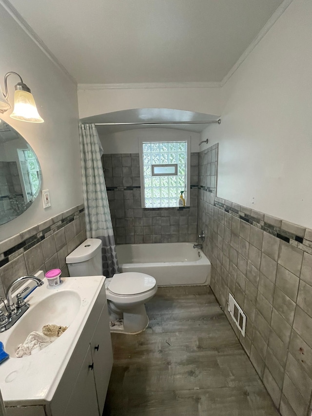 full bathroom featuring shower / bathtub combination with curtain, wood-type flooring, tile walls, and ornamental molding