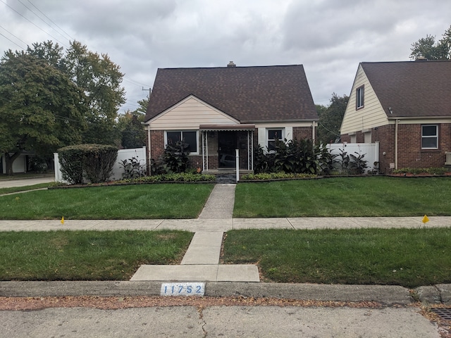 bungalow featuring a front lawn