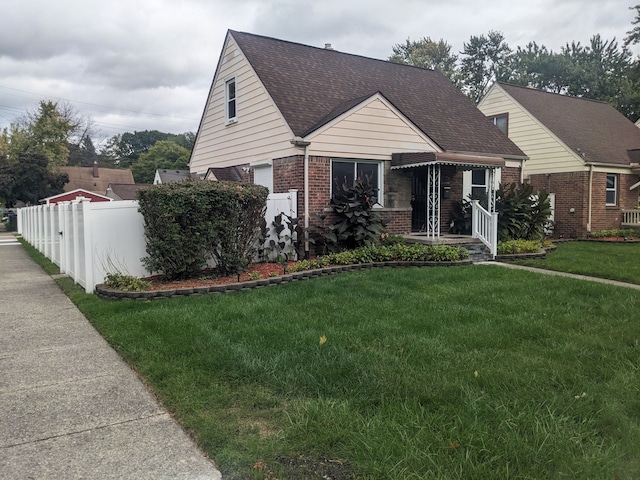 view of front of house featuring a front lawn