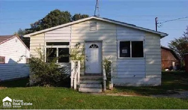 bungalow-style house with a front lawn