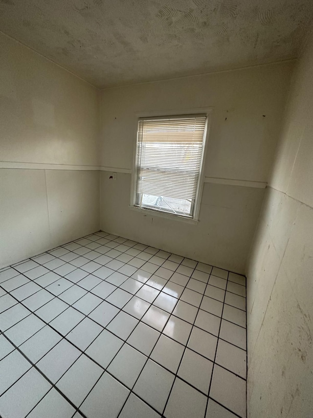 spare room featuring light tile patterned floors