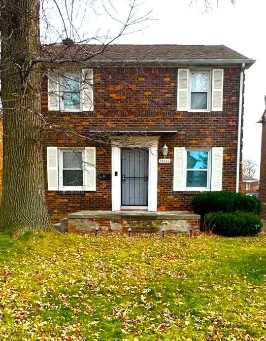 view of front of house with a front lawn