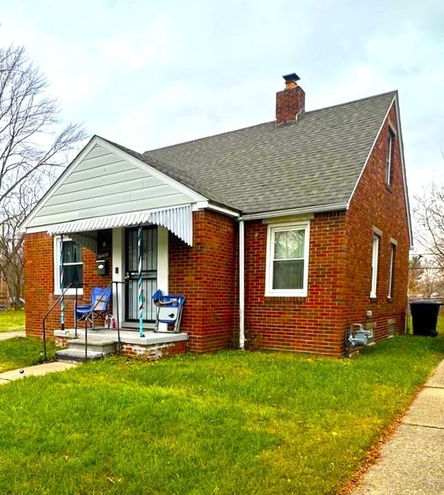 view of front facade with covered porch and a front lawn