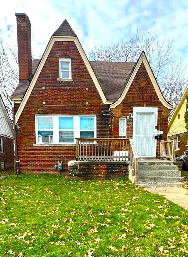 view of front facade featuring cooling unit and a front yard