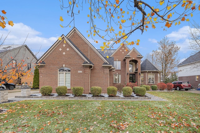 front of property with a front lawn