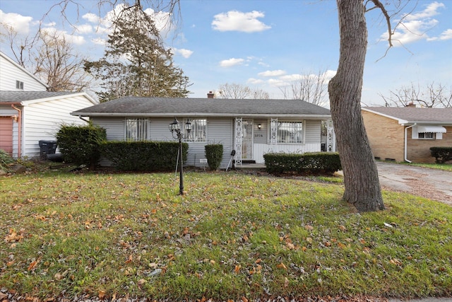 single story home with a front lawn