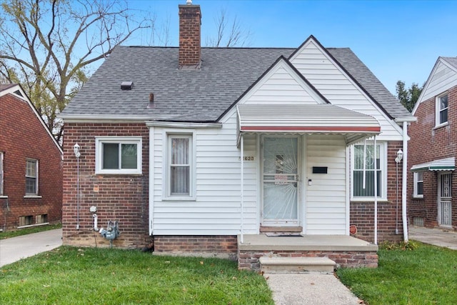 view of front facade with a front lawn