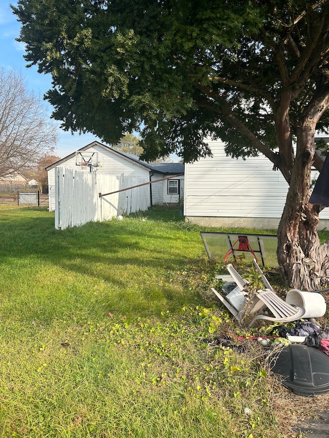 view of yard featuring a shed