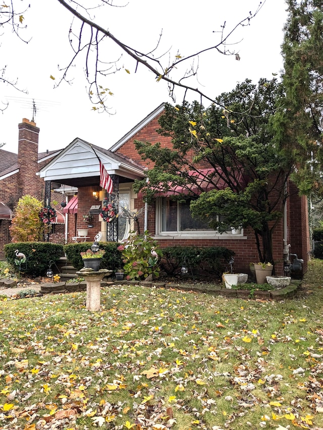 view of front of house featuring a front yard