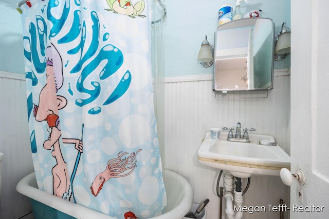 bathroom with shower / bath combo with shower curtain