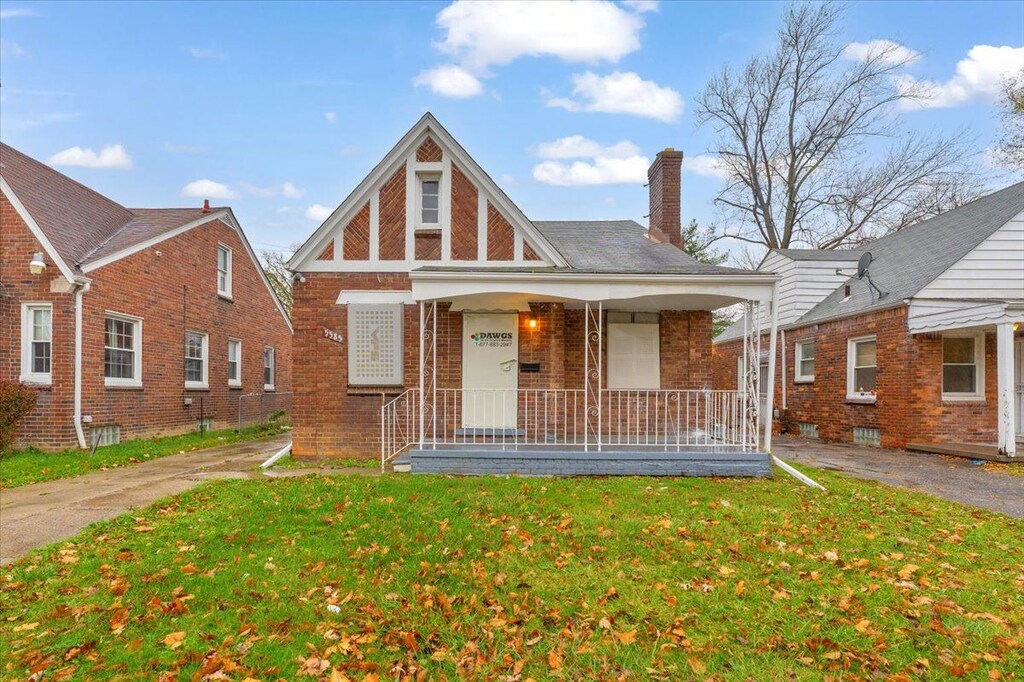 view of front of house with a porch and a front lawn