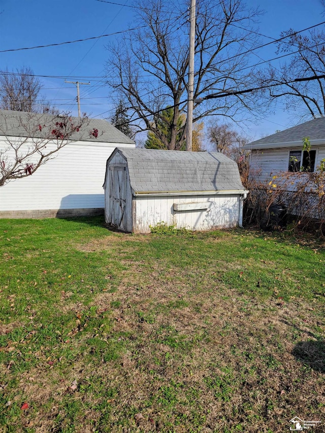 view of yard featuring a storage shed