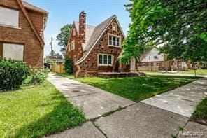 view of front of house featuring a front lawn