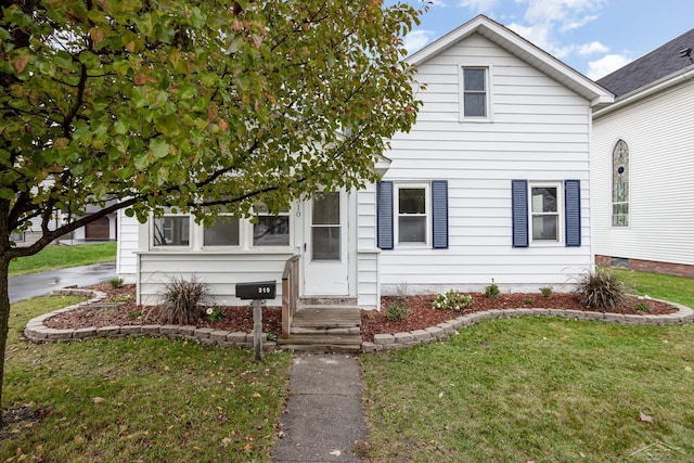 view of front of property featuring a front yard