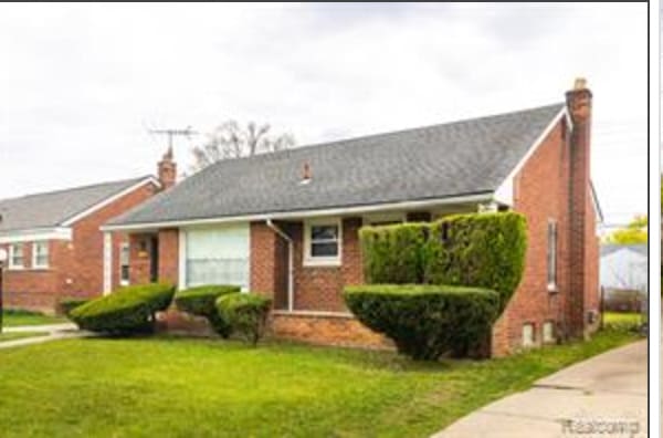 ranch-style home featuring a front yard