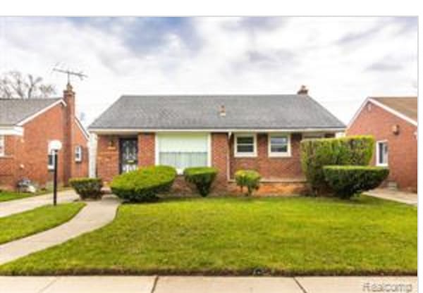 bungalow-style home with a front yard