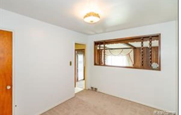 unfurnished room with carpet flooring