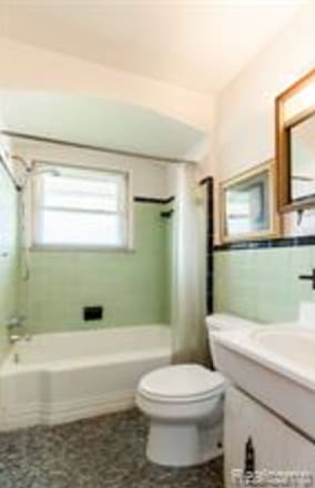 full bathroom with vanity, toilet, and tiled shower / bath