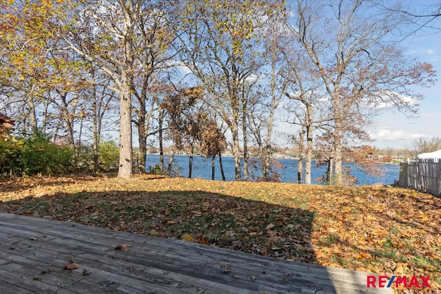 view of yard featuring a water view