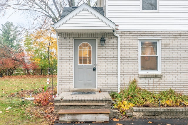 property entrance featuring a yard