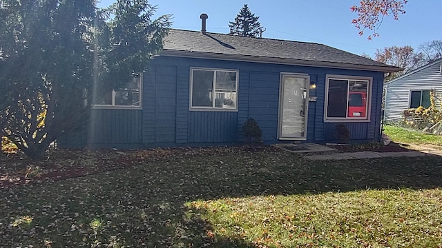 view of front of property featuring a front yard