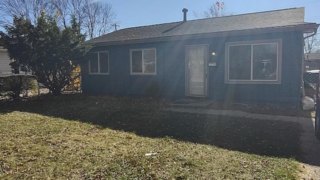 view of front facade with a front lawn