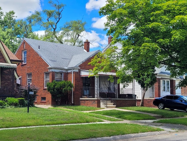 view of front facade with a front yard