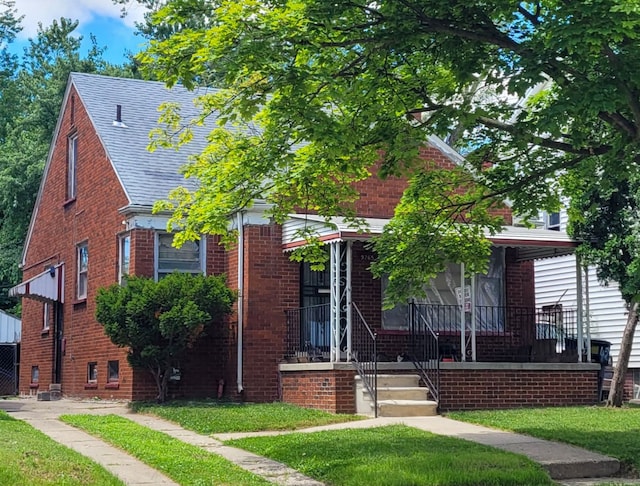 view of front of property featuring a front lawn and covered porch