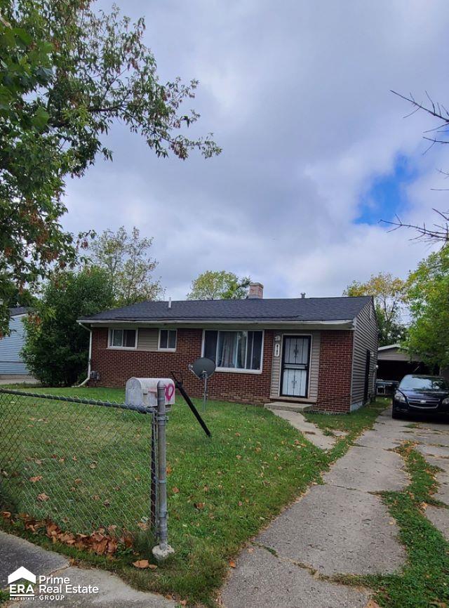 view of front of home featuring a front yard