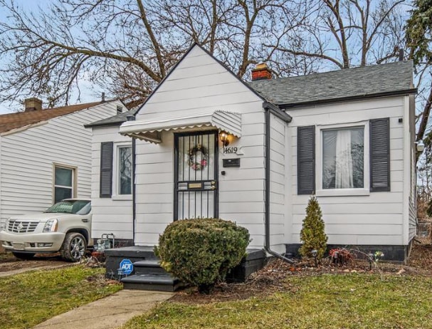 bungalow with a front yard