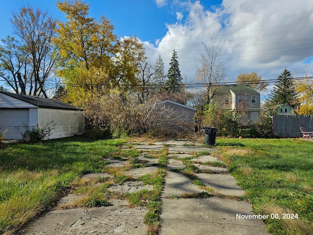 view of yard with an outdoor structure