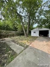 view of yard featuring an outdoor structure