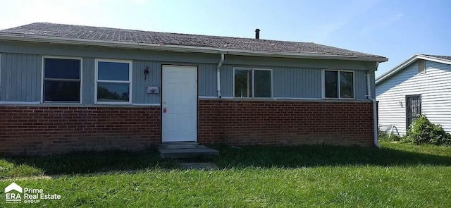 6203 Hilton Ln, Mount Morris, MI 48458 - view of front facade featuring entry steps, brick siding, and a front lawn