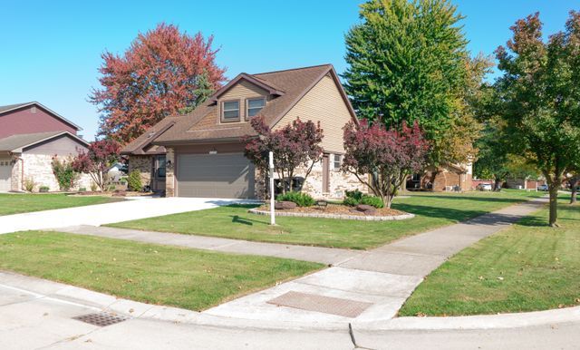 view of front of home with a front yard