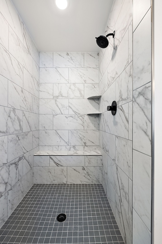 bathroom featuring a tile shower