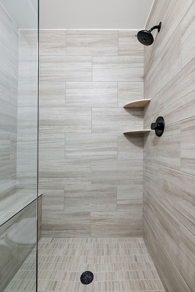 bathroom featuring tiled shower