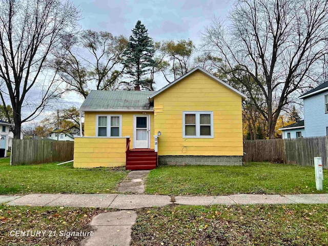 bungalow featuring a front lawn