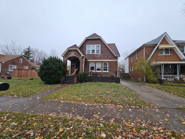 view of front of home featuring a front yard