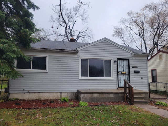 view of front of property featuring a front yard