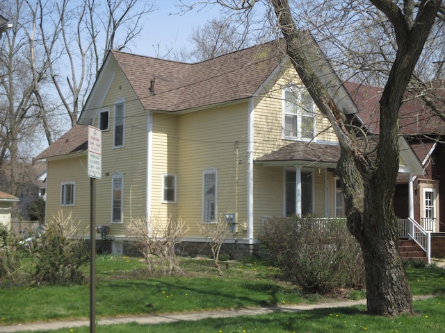 view of front of home with a front lawn