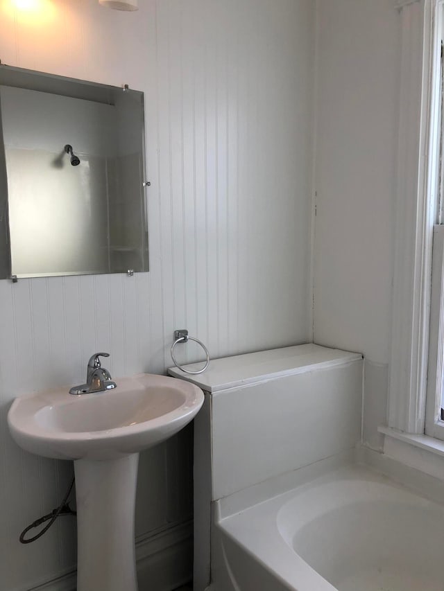 bathroom featuring a bathing tub