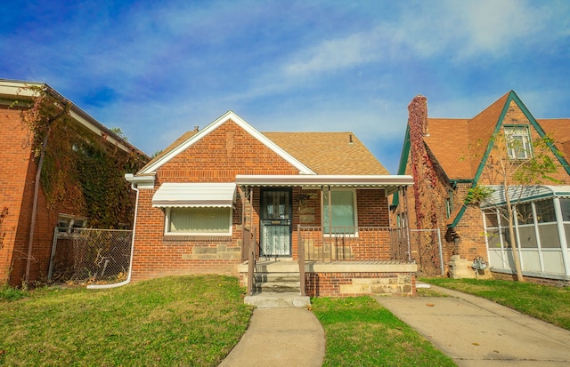 view of front facade featuring a front lawn and a porch