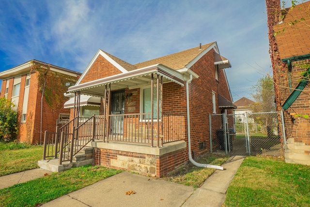 view of front facade with a front lawn