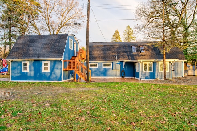 view of front of house with a front lawn