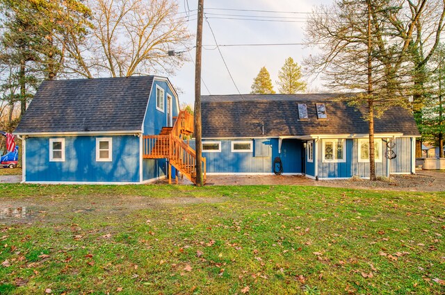 view of front of property with a front yard